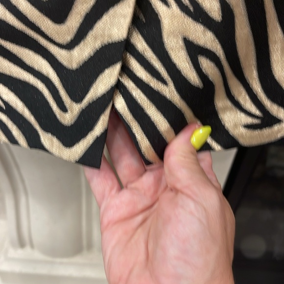 Banana Republic black and gold zebra print slit mini skirt. Size 18 Never worn - Picture 2 of 8